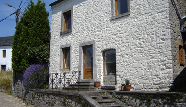Spacious, comfortable 4-person house Joint heated pool/fireplace, garden.