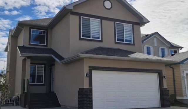 Spacious, comfortable, air-conditioned. Near Airport.