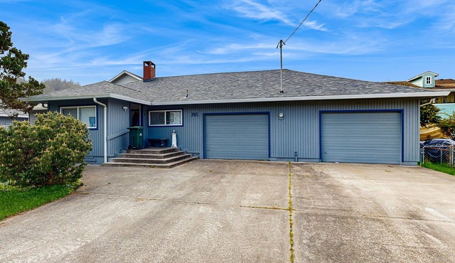 Spacious & comfortable home close to the Habor, Sand Dunes, beaches, & parks