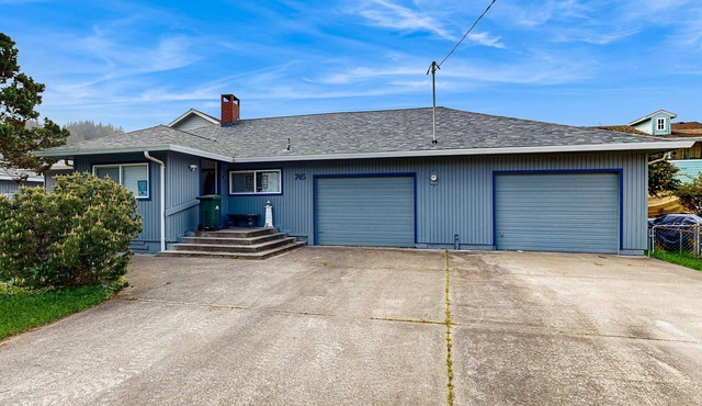 Spacious & comfortable home close to the Harbor, Sand Dunes, beaches, & parks