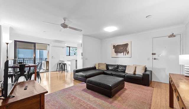 Spacious & Comfy 2 Bed/2 Bath/2 Car Apartment in Auchenflower