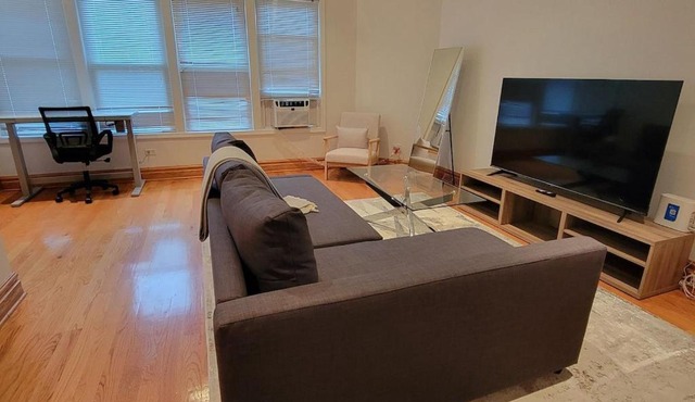Spacious Comfy 2BR Near HighwayTrain Station