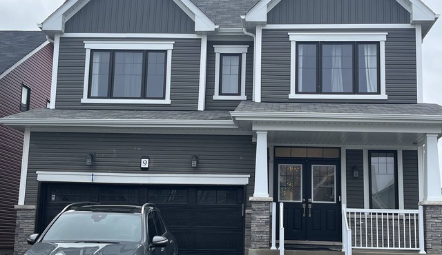 Spacious ,comfy house less than 15 mins drive to Niagara Falls and Outlet Mall.