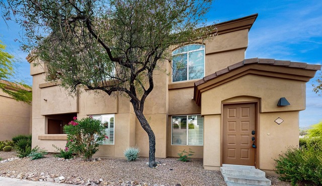 Spacious condo in central location with mountain views, pool & gym
