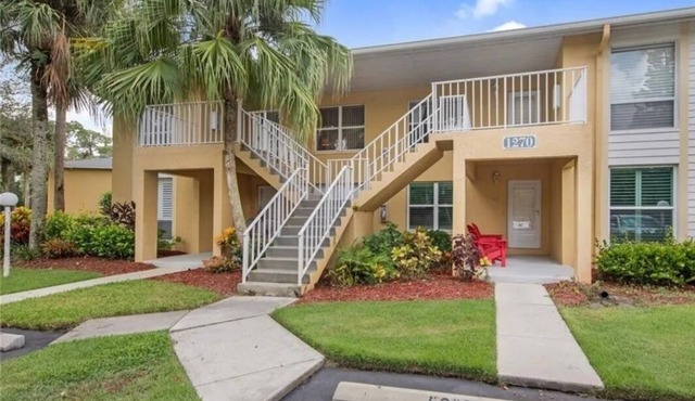Spacious condo in North Naples. 9 min drive to the beautiful beach-pool onsite