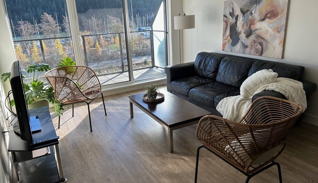 Spacious condo located near WHISTLER, a 35-minute drive in central Squamish.