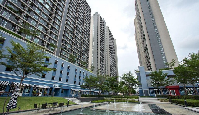 Spacious condo with panoramic river view. Peace and quiet, good for resting.