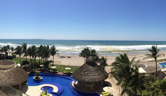 Spacious condo with Spectacular Ocean View, Beach access and Pool, sleeps 10