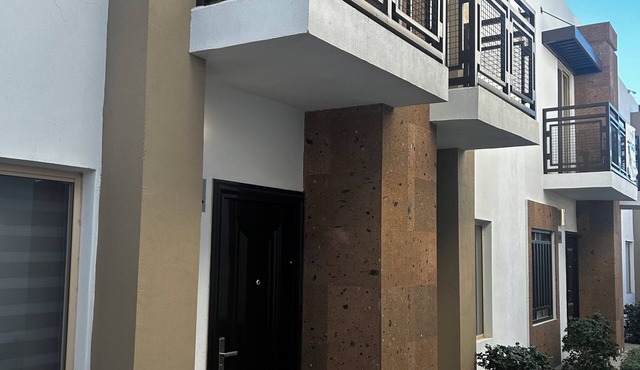 SPACIOUS CONDOMINIUM, CLOSE TO AIRPORT