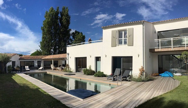 Spacious contemporary villa, bright and quiet, for large families