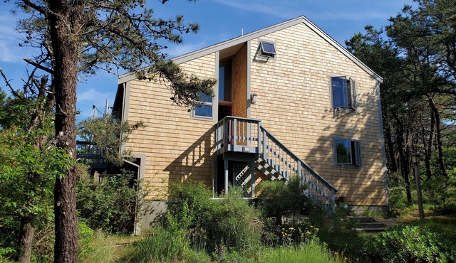 Spacious Contemporary, Walk to Private Tru-Haven Beach