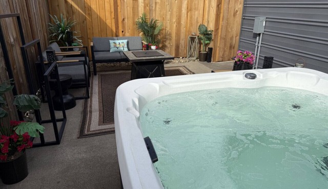 Spacious Cottage -Hot Tub, Patio, Fire Table, WIFI