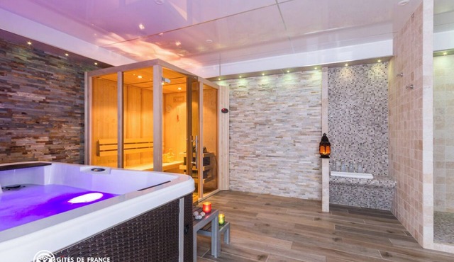 Spacious cottage with spa and swimming pool near Honfleur, Normandy