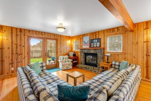 Spacious Cottage with Enclosed Yard - Walk to the Beach Weddings Welcome