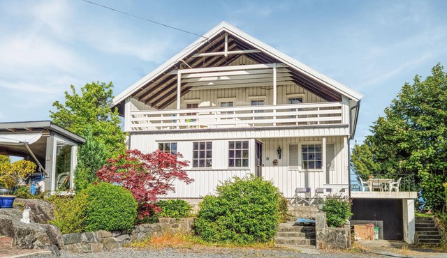 Spacious cottage with fjord view of old fishing village.