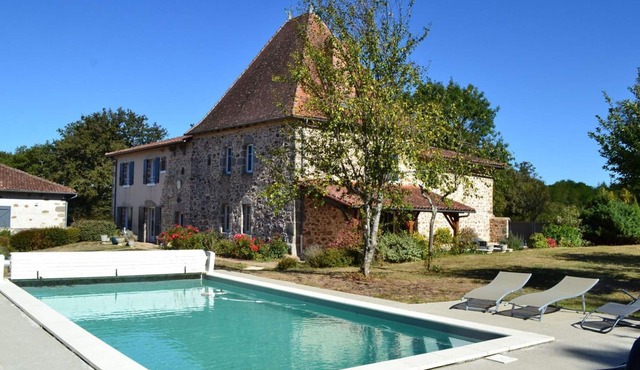 Spacious cottage with private pool and garden, ideal for families with pets