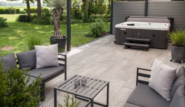 Spacious country house with hot tub and large garden - perfect for relaxing