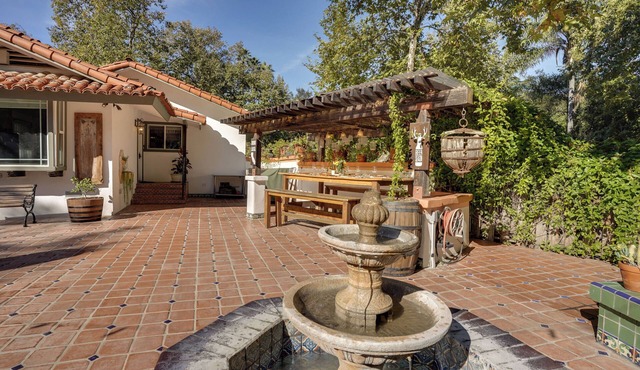Spacious Courtyard & Spanish Charm: Silverado Home