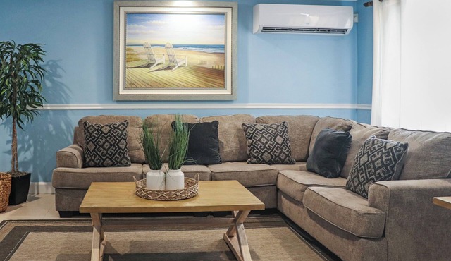 Spacious Cozy 3 bedroom unit with a private pool, centrally located in Freeport