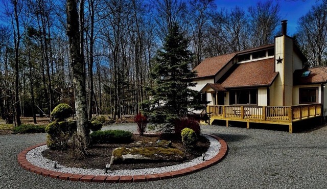Spacious cozy, comfy home in The Poconos, private community of The Hideout
