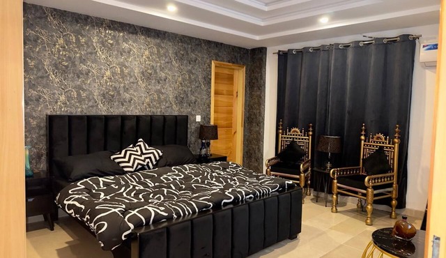 Spacious ,cozy modern elegant