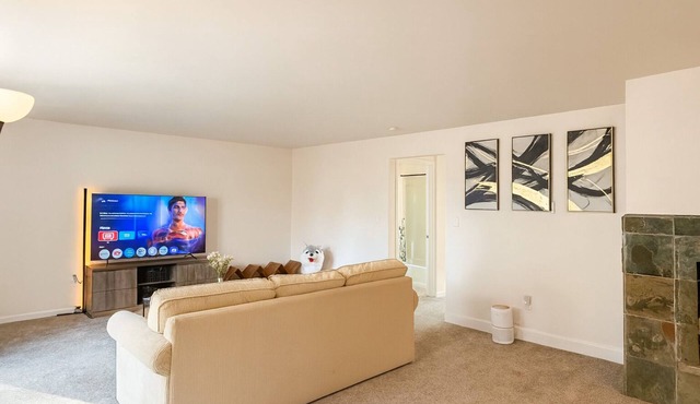 Spacious Cozy & Modern Seattle Retreat Free Parking 2BR Close to Airport