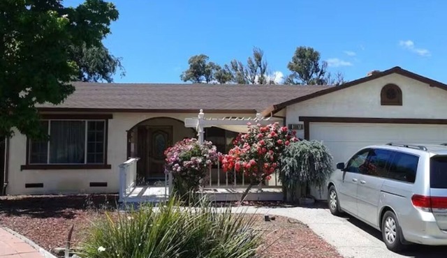 Spacious & Cozy Pleasanton Home, 4br/2ba, w/Parking, WiFi, Kitchen and More