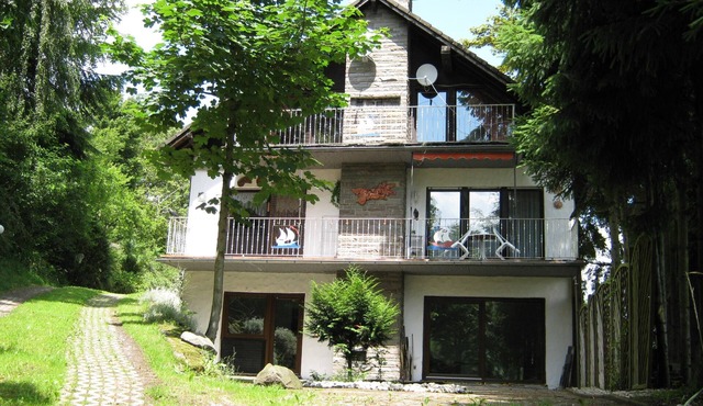 Spacious, cozy vacation apartment with balcony in the Volcanic Eifel