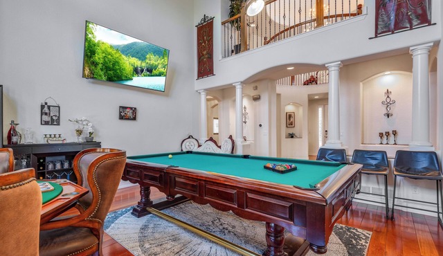 Spacious & Cozy Winter Retreat: Scenic Views, Luxury, Pool Table, Crystal Chandelier, Hardwood."