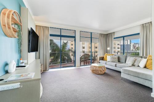 Spacious Darwin Esplanade Retreat with Pool & Spa