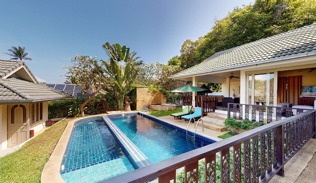 Spacious deluxe 6 bed room villa with pool in beach resort on Samrong Bay laguna