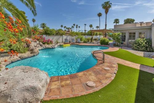 Spacious Desert Home Heated Pool