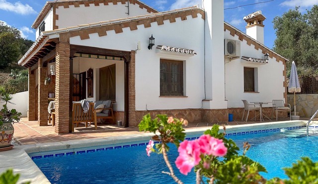 Spacious Detached Villa With Private Floodlit Pool