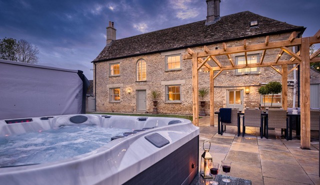 Spacious dog friendly Cotswold holiday retreat with a hot tub - Green Farm Haven