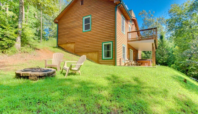 Spacious & dog-friendly, private hot tub, pool table, mini bar & large backyard