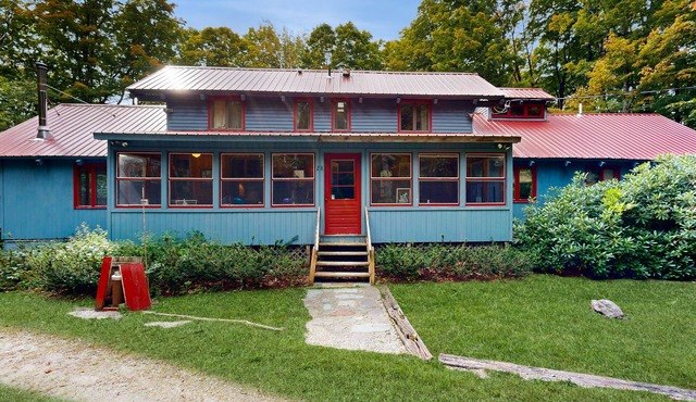 Spacious dog-friendly home, fireplace, firepit, sauna, jet tub, decks, wifi