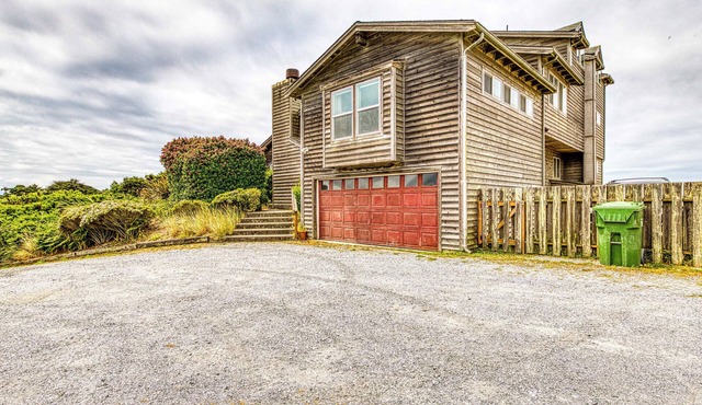 Spacious dog-friendly home w/deck - perfect for family reunions - walk to beach