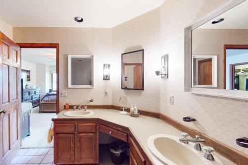 Spacious, Dog-Friendly Home w/Private Hot Tub on Large Deck, Mtn Views