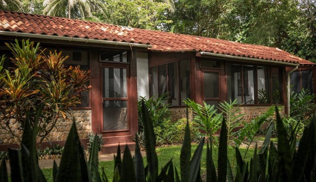 Spacious Double-Queen Casita w/Screened Porch & A/C - Steps to Treehouse Bar