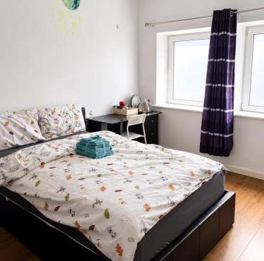 Spacious double room , Room 4 , fast WiFi ,2 room shared toilet