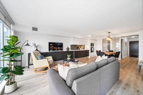 Spacious Downtown Condo - Walk to CN Tower & More