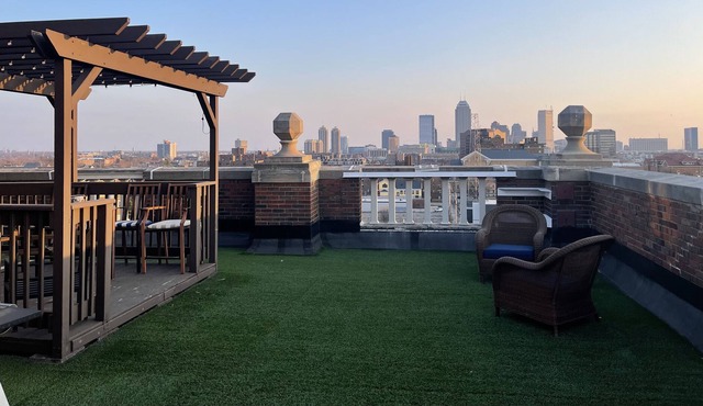 Spacious Downtown Penthouse with Rooftop Terrace