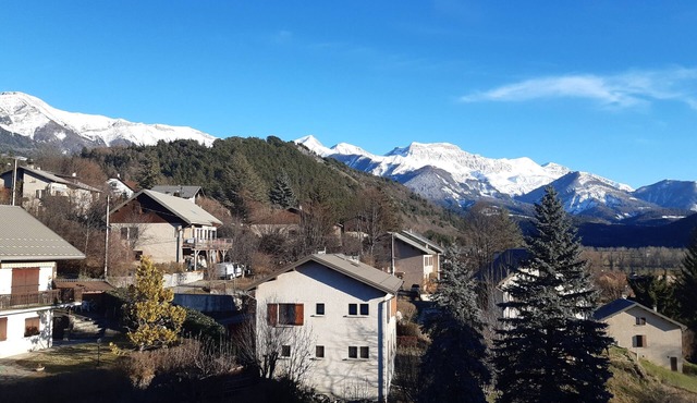 Spacious duplex apartment that stays cool, with mountain views & close to shops