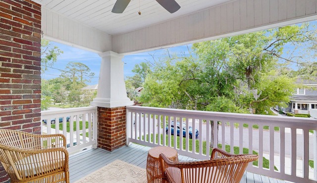 Spacious duplex with private balcony, washer & dryer, and WiFI