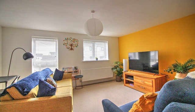 Spacious Eco-Friendly 3-Bedroom Home | Sleeps 8 | Parking | Fast Wi-Fi