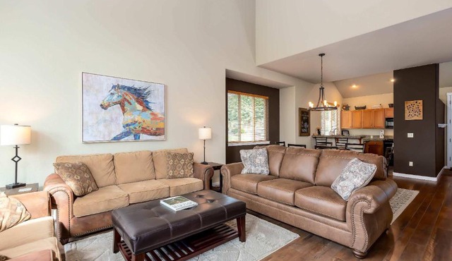 Spacious Eagle Crest Condo wirh Resort Perks