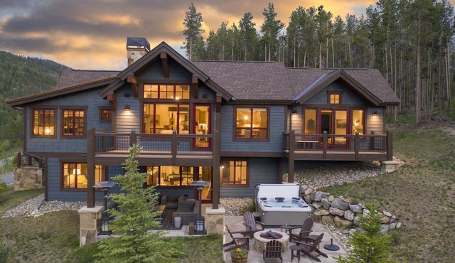 Spacious Elegance, 5 en suites, hiking trail to town, packed with amenities!