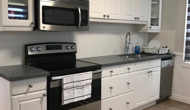Spacious, elegant, 2BR newly renovated close to DT