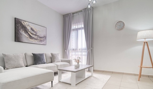 Spacious & Elegant One-Bedroom in Oasis