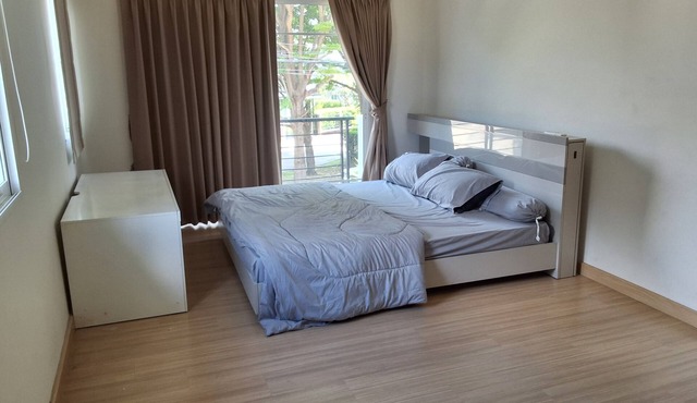 Spacious Entire House with shared Fitness Room and Shared Indoor Pool in club